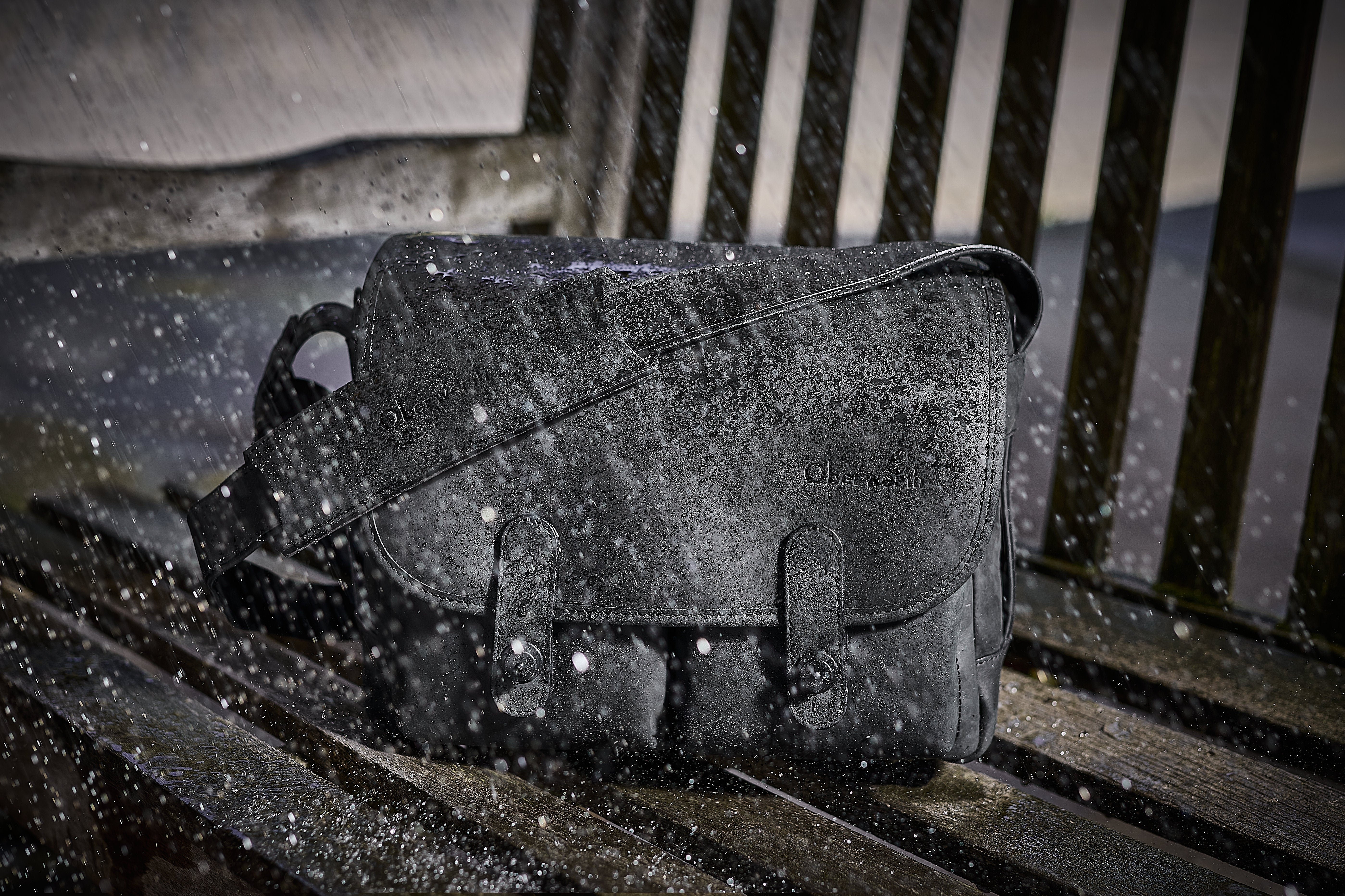 Realitätscheck der Wasserdichtigkeit: Hydro Leder vs. Regenschutzhüllen vs. Wachsen