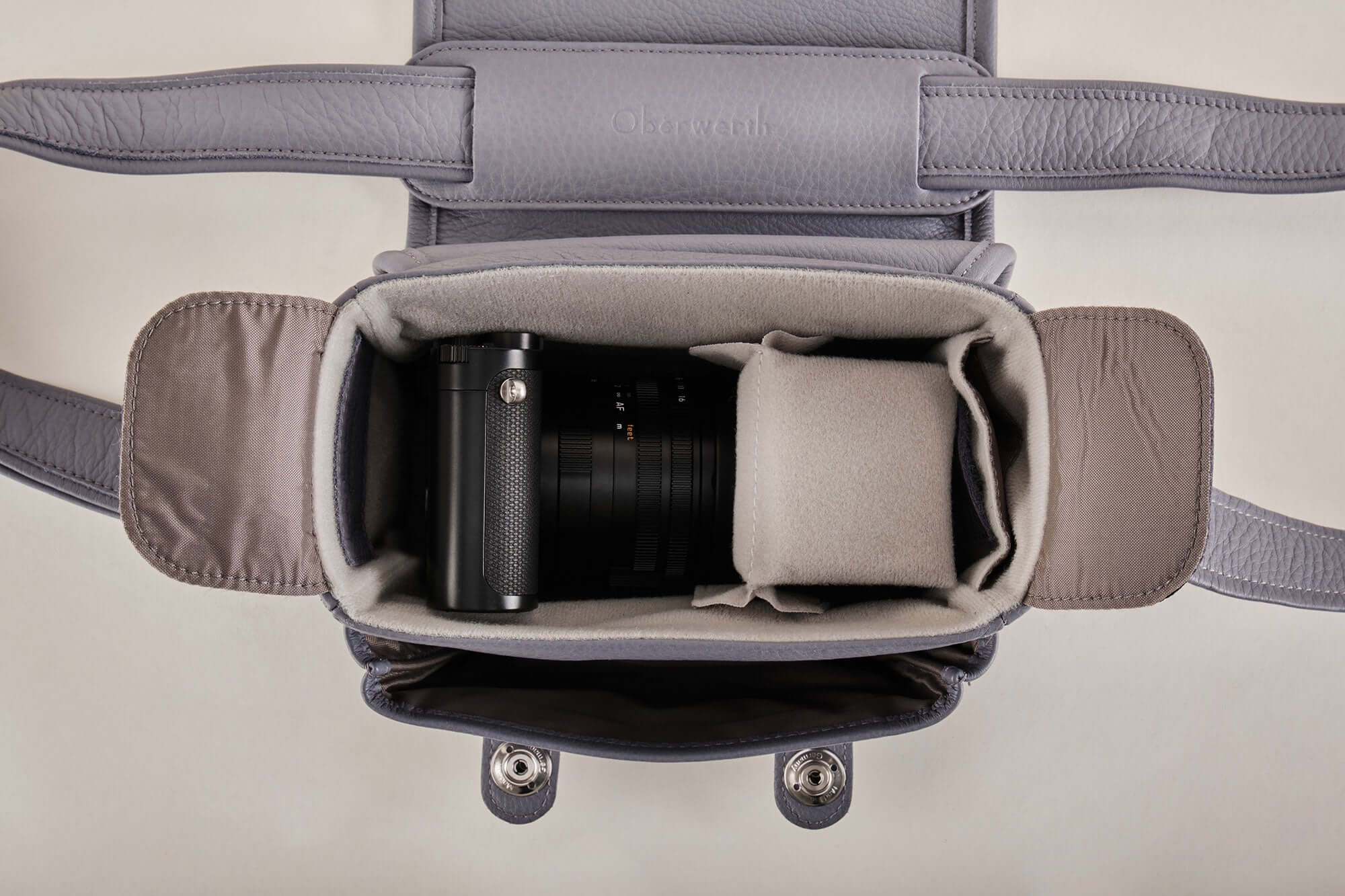 The Q Bag® Casual (Phil) - Leica Q3 Tasche rot !Messeware!
