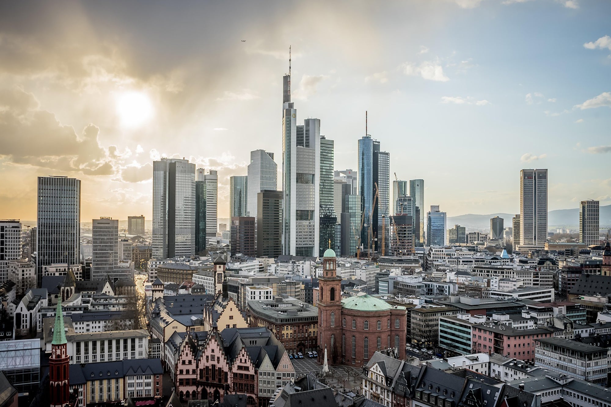Frankfurter Hochhäuser mit bewölktem Himmel