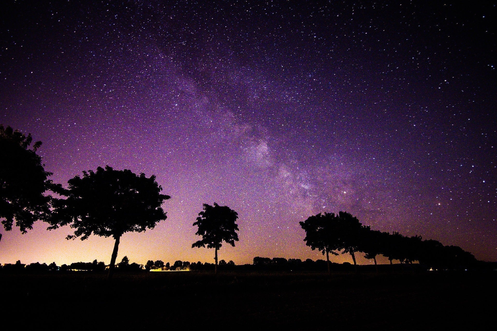 Mit Nikon durch die Nacht: So gelingen Aufnahmen von Sternen und Lichtermeeren