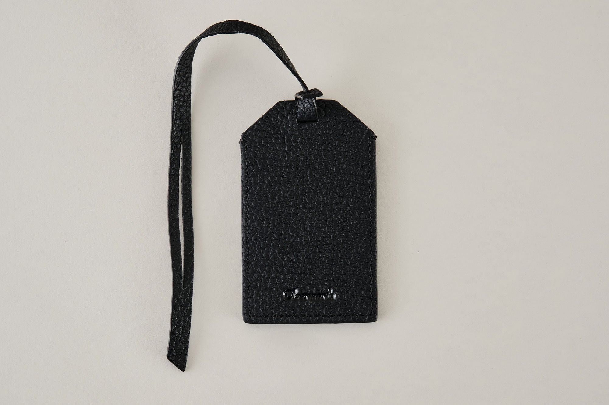 Schwarzer Luggage Tag aus Rindsleder für die Kameratasche Nelson, elegant und funktional, ideal für Reisen.