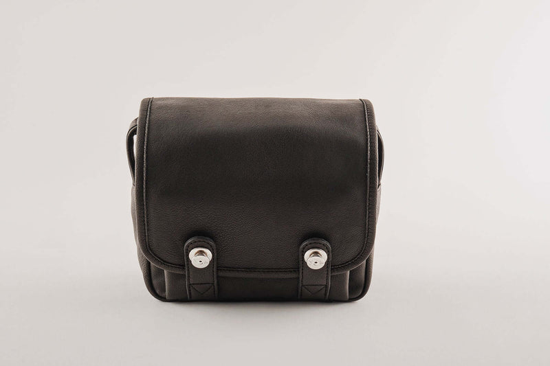 The Q Bag Rhubarb Edition - Leica Q3 Tasche
