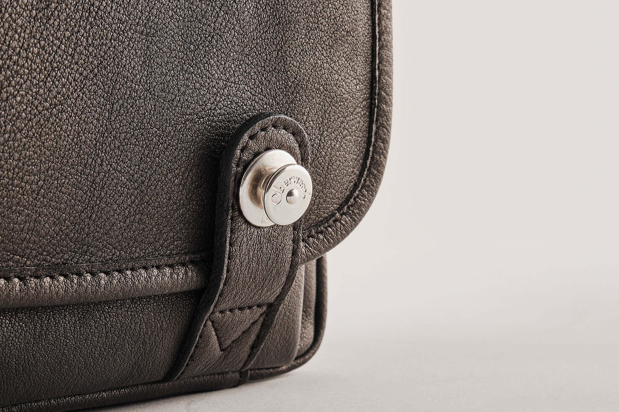 The Q Bag Rhubarb Edition - Leica Q3 Tasche