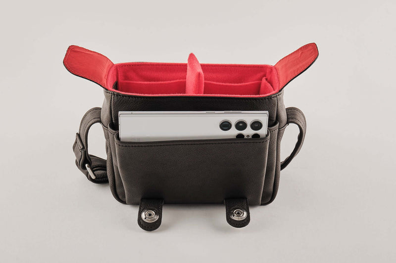 The Q Bag Rhubarb Edition - Leica Q3 Tasche